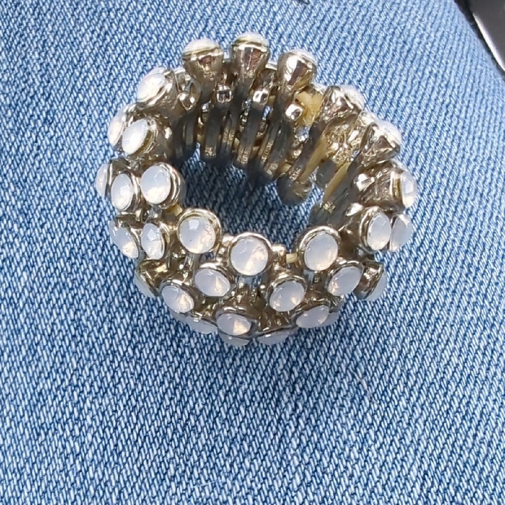 Silver-Tone White Frosted Stone Stretch Ring - Elegant Cluster Design